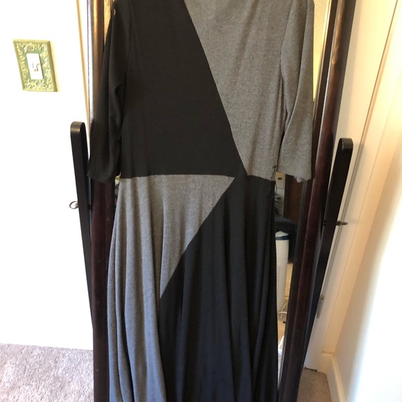Super comfortable and very flattering midi dress - Picture 3 of 3